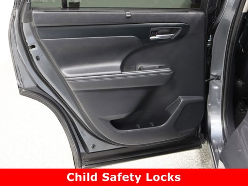 Used 2020 Toyota Highlander XLE image 28