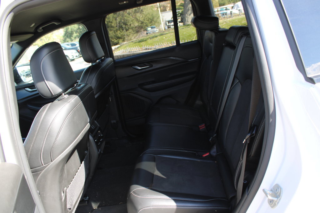 Used 2024 Jeep Grand Cherokee Altitude AWD/4WD image 15