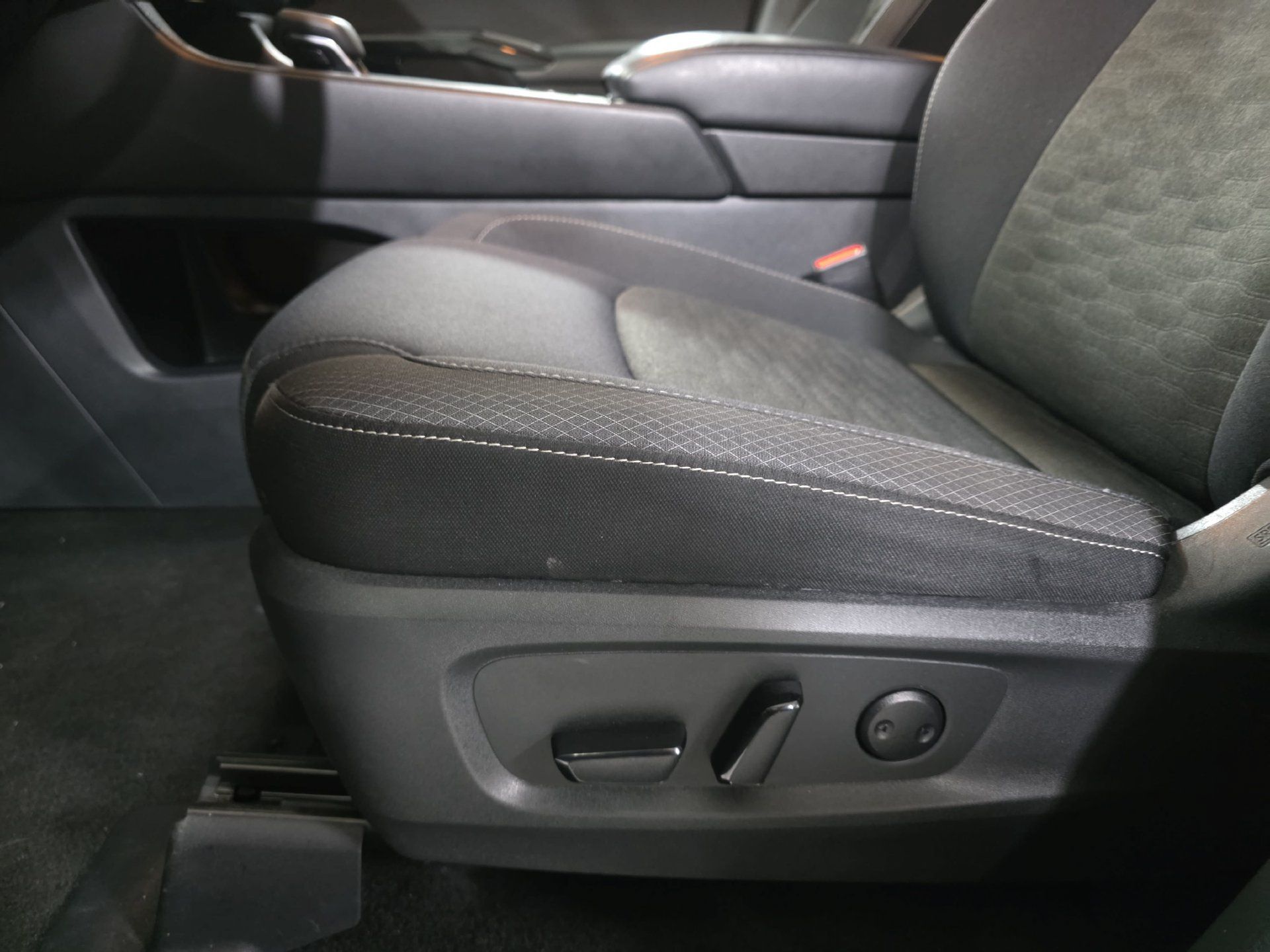 Used 2025 Nissan Pathfinder SV AWD/4WD image 28