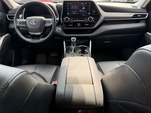 Used 2020 Toyota Highlander XLE AWD/4WD image 14