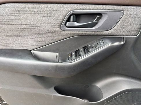 Used 2023 Nissan Rogue S image 12