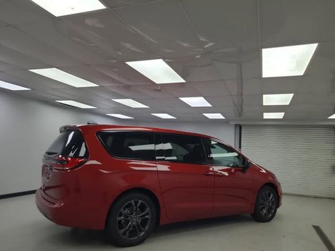 New 2026 Chrysler Pacifica Select image 5