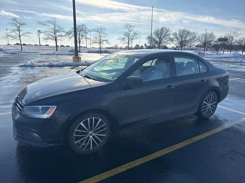 Used 2015 Volkswagen Jetta Sport image 2