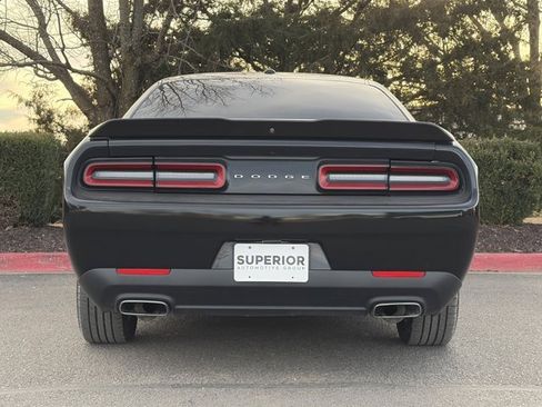 Used 2018 Dodge Challenger SXT image 5
