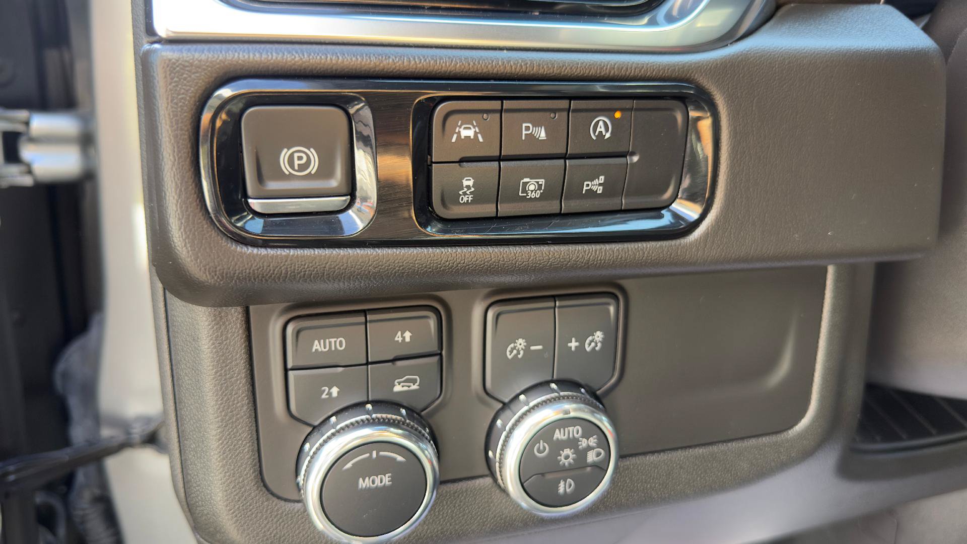 Used 2025 GMC Yukon Denali AWD/4WD image 14