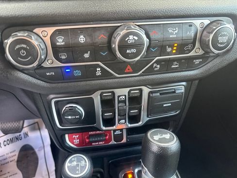 Used 2024 Jeep Wrangler Unlimited AWD/4WD image 18