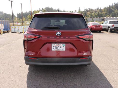 Used 2022 Toyota Sienna XLE w/ XLE Plus Package AWD/4WD image 6