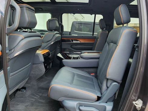 Used 2023 Jeep Grand Wagoneer Series II image 19