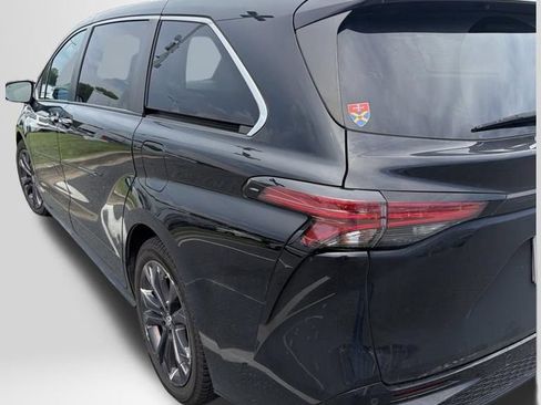 Used 2021 Toyota Sienna XSE FWD image 7