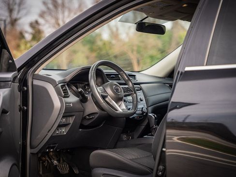 Used 2017 Nissan Rogue SV image 17