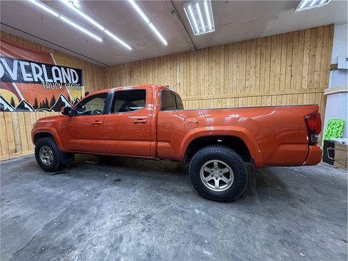 Used 2017 Toyota Tacoma TRD Sport AWD/4WD image 10