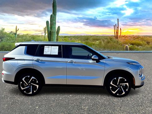 Used 2024 Mitsubishi Outlander SE image 8