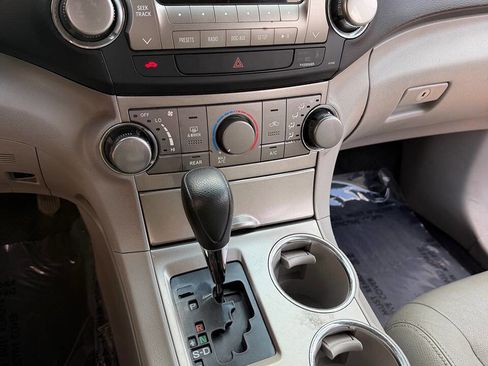 Used 2012 Toyota Highlander SE image 30