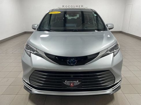 Used 2021 Toyota Sienna Platinum AWD/4WD image 2