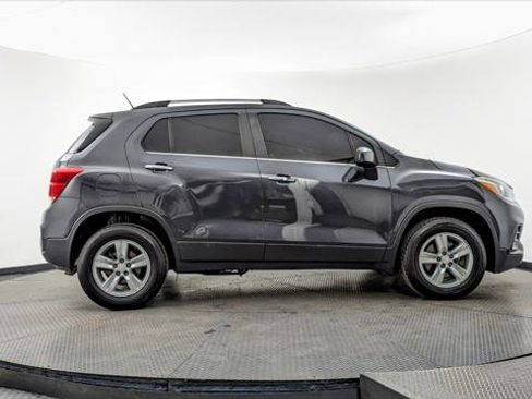 Used 2017 Chevrolet Trax LT w/ LT Convenience Package image 9