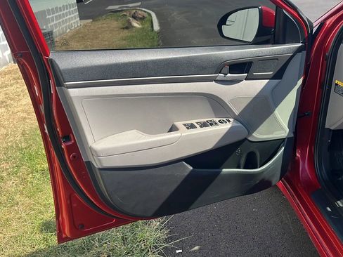 Used 2017 Hyundai Elantra SE image 9