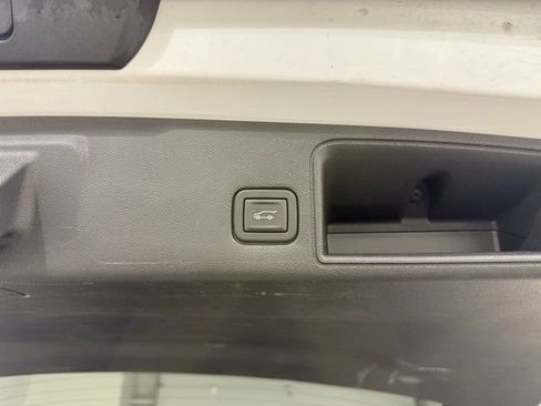 Used 2022 GMC Terrain SLT w/ Infotainment Package II image 9