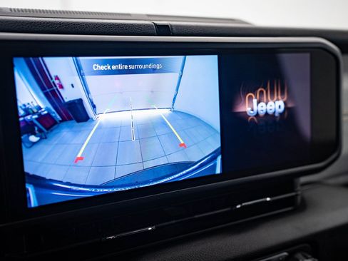 Used 2024 Jeep Wrangler Unlimited image 31