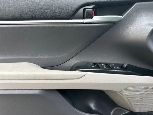 Used 2018 Toyota Camry SE image 11