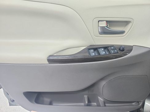 Used 2020 Toyota Sienna XLE Premium FWD image 36