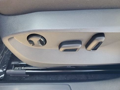 New 2026 Volkswagen Taos SE FWD image 18