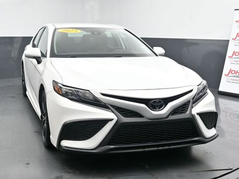 Used 2023 Toyota Camry SE image 3