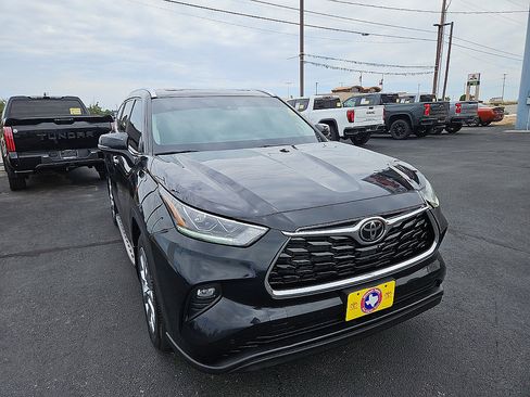 Used 2023 Toyota Highlander Limited FWD image 7
