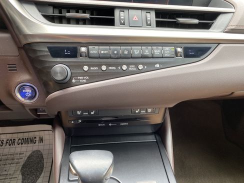 Used 2020 Lexus ES 300h w/ Premium Package FWD image 27