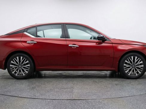 Used 2025 Nissan Altima 2.5 SV image 11