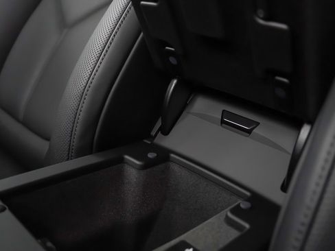 Certified 2025 Porsche Macan image 35