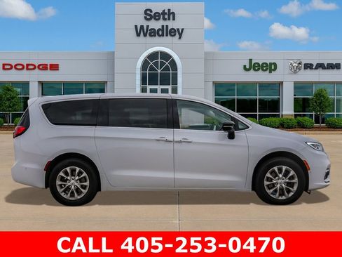 Used 2024 Chrysler Pacifica Touring-L AWD/4WD image 8