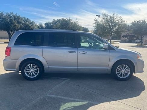 Used 2019 Dodge Grand Caravan SXT image 6