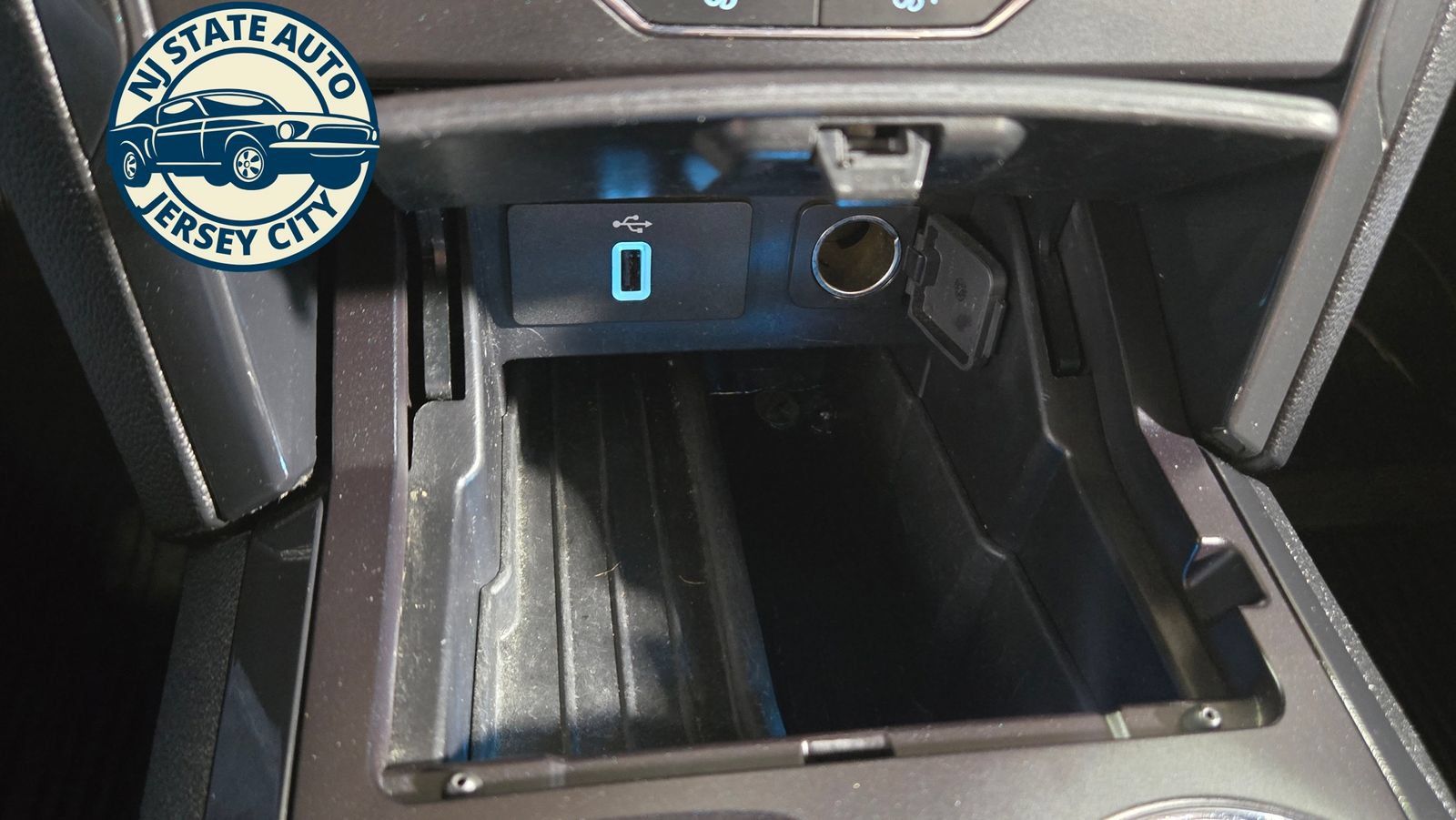 Used 2019 Ford Explorer XLT w/ Equipment Group 202A AWD/4WD image 22