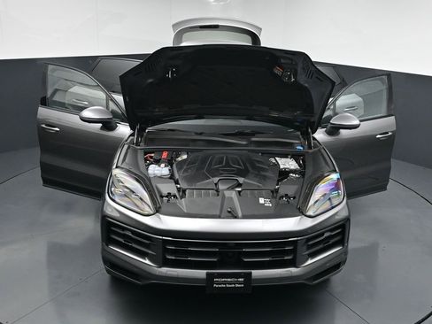 Used 2025 Porsche Cayenne AWD/4WD image 31