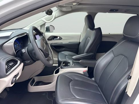 Used 2023 Chrysler Pacifica Touring-L AWD/4WD image 17