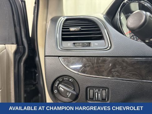 Used 2014 Chrysler Town & Country Touring-L w/ Driver Convenience Group image 24