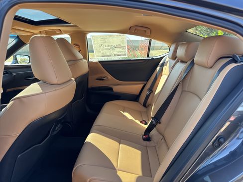 New 2025 Lexus ES 350 w/ Premium Package image 9