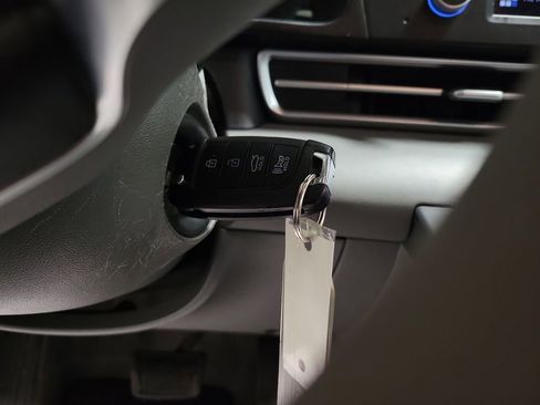 Used 2023 Hyundai Elantra SE image 15