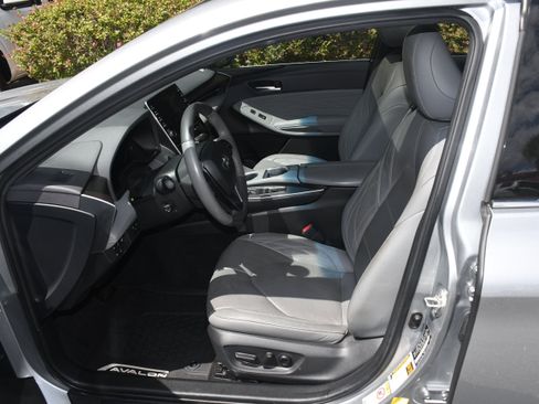 Used 2019 Toyota Avalon Limited w/ Advanced Safety Package FWD image 8