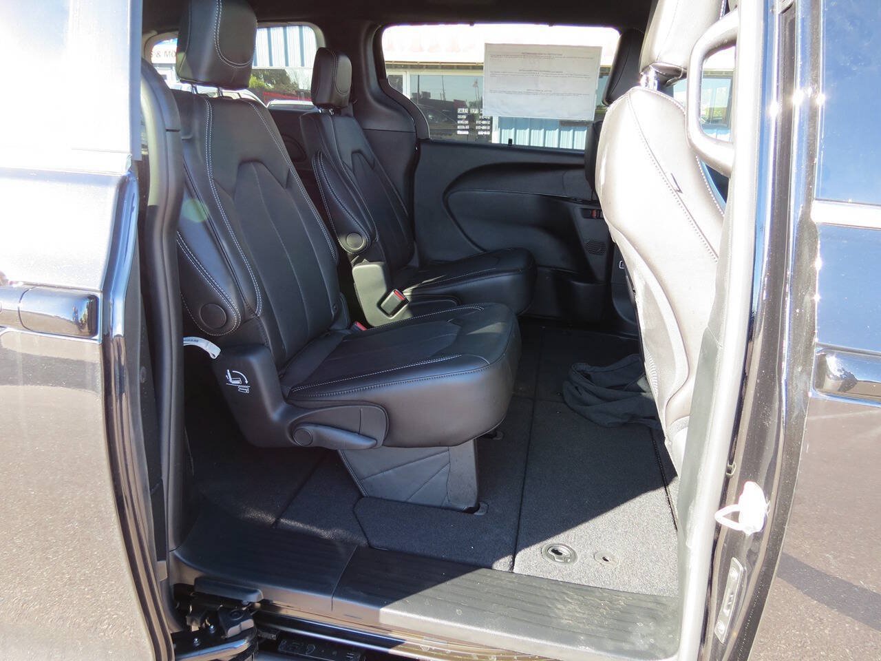 Used 2027 Chrysler Pacifica Select FWD image 17