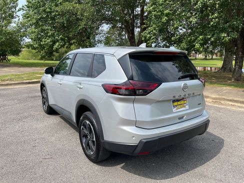 Used 2025 Nissan Rogue SV image 3