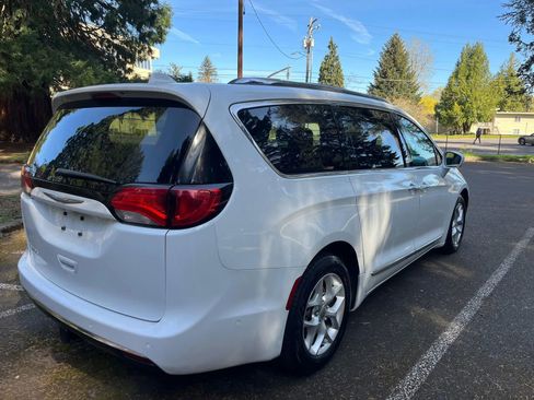 Used 2017 Chrysler Pacifica Touring-L Plus w/ Advanced Safetytec Group image 6