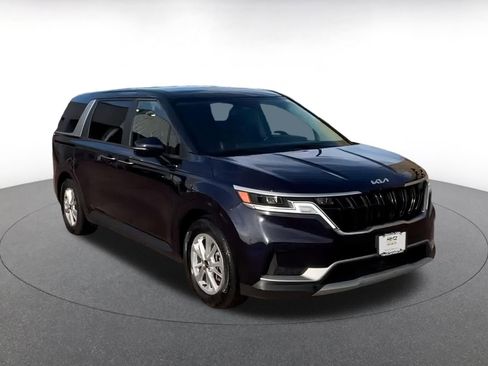 Used 2024 Kia Carnival LX image 3