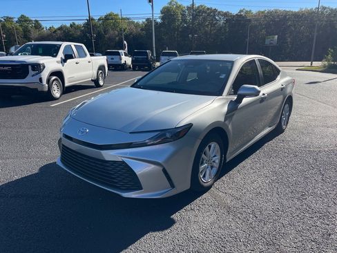 Used 2025 Toyota Camry LE image 3