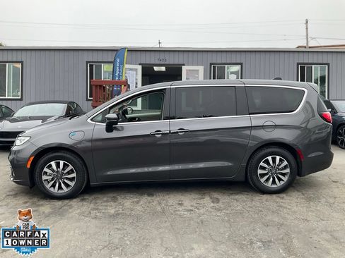 Used 2023 Chrysler Pacifica Touring-L FWD image 5