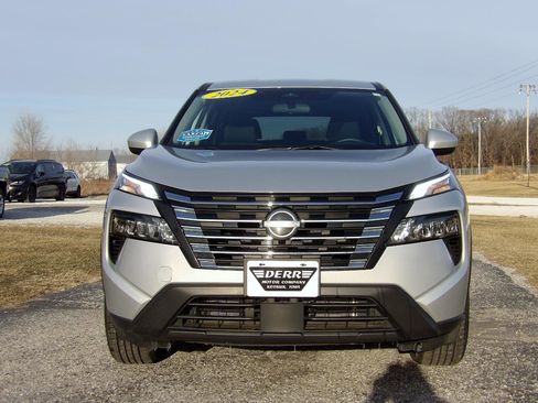 Used 2024 Nissan Rogue SV image 3