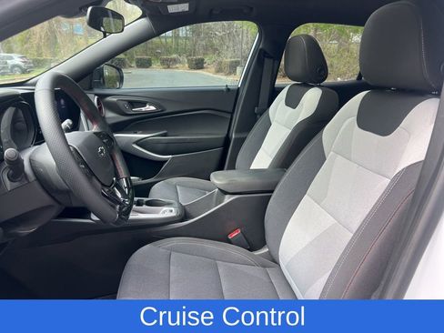 Used 2025 Chevrolet Trax RS w/ Sunroof Package image 16