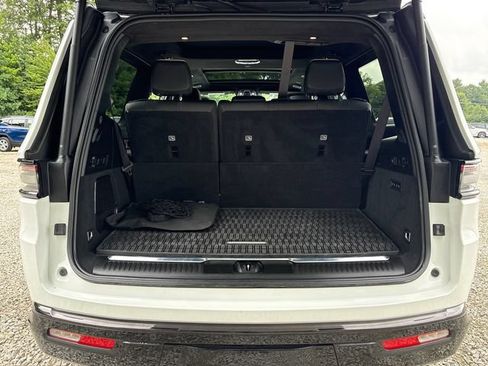 Used 2025 Jeep Grand Wagoneer Series III w/ Rear Seat Video Group 1 AWD/4WD image 13