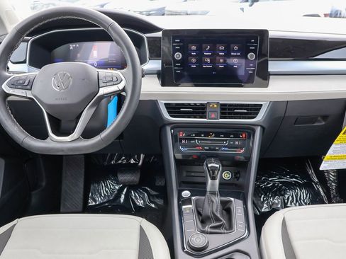 Certified 2025 Volkswagen Taos SE image 30