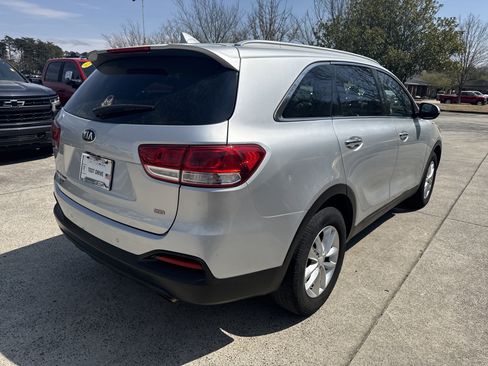 Used 2018 Kia Sorento LX image 7